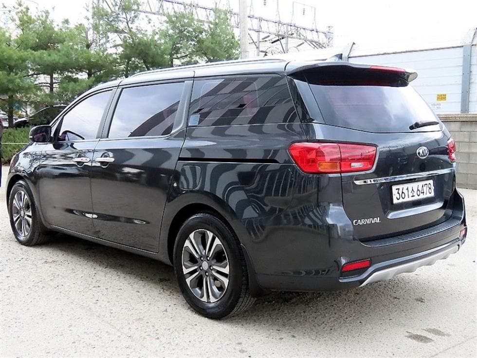 Kia The New (facelift) Carnival9-seater 2.2 Diesel Luxury - 3