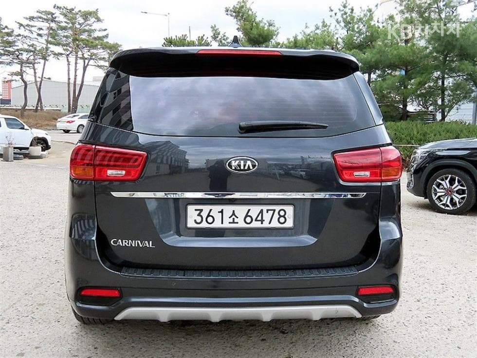 Kia The New (facelift) Carnival9-seater 2.2 Diesel Luxury - 4