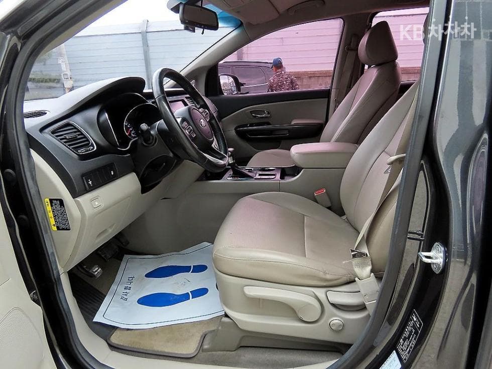 Kia The New (facelift) Carnival9-seater 2.2 Diesel Luxury - 5