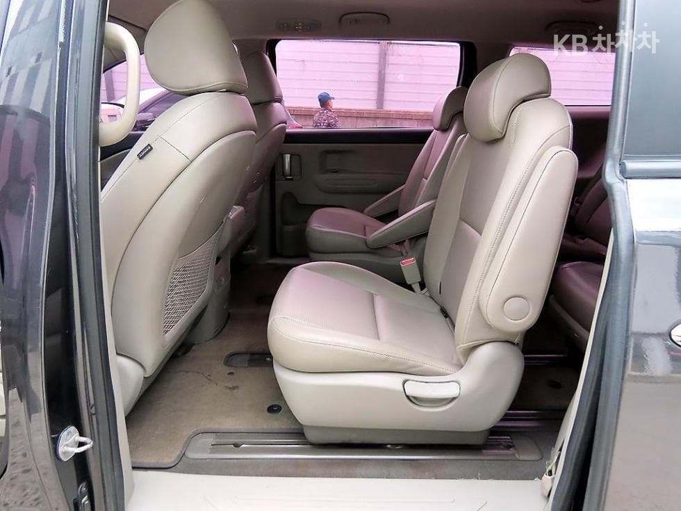 Kia The New (facelift) Carnival9-seater 2.2 Diesel Luxury - 6