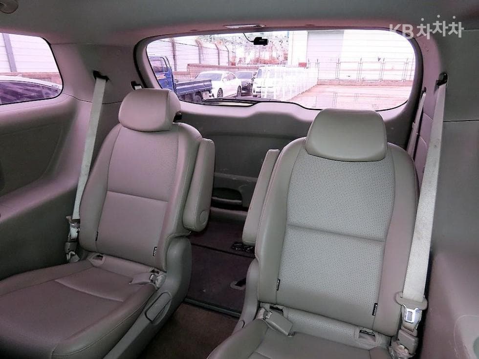 Kia The New (facelift) Carnival9-seater 2.2 Diesel Luxury - 7