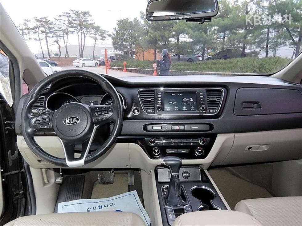 Kia The New (facelift) Carnival9-seater 2.2 Diesel Luxury - 8