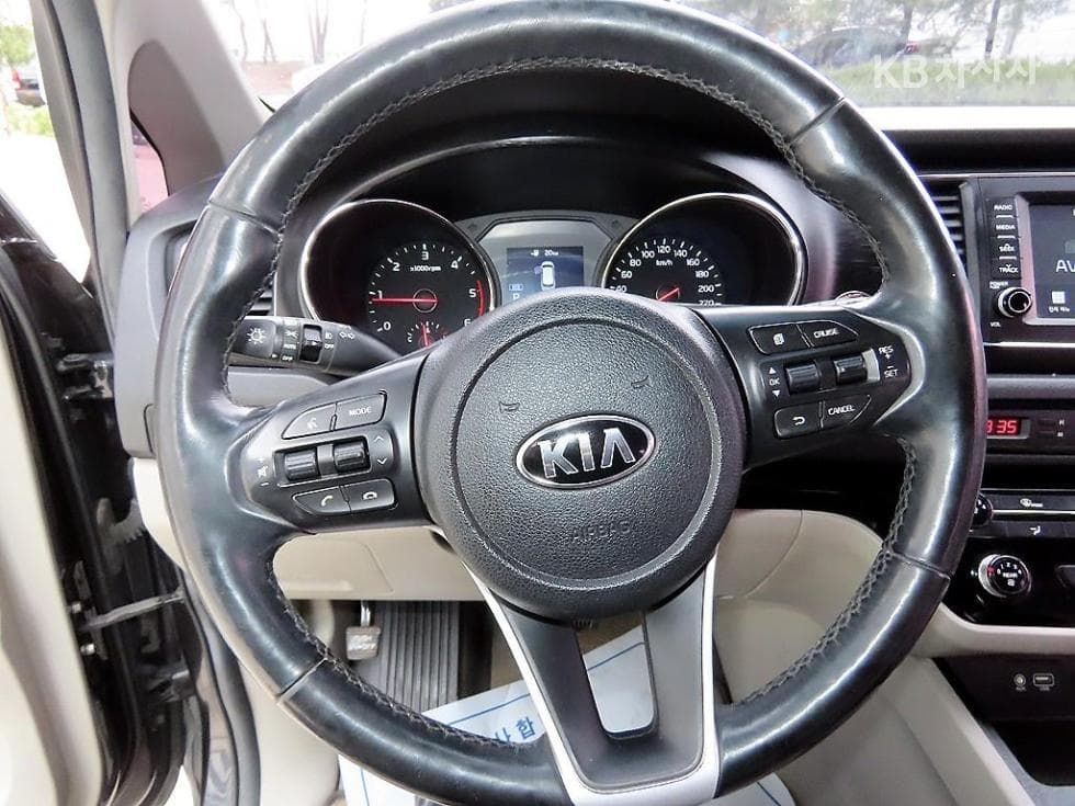 Kia The New (facelift) Carnival9-seater 2.2 Diesel Luxury - 9
