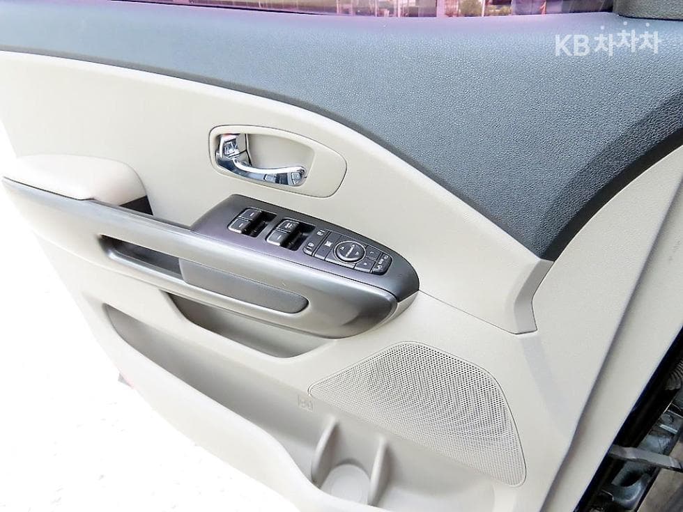Kia The New (facelift) Carnival9-seater 2.2 Diesel Luxury - 12