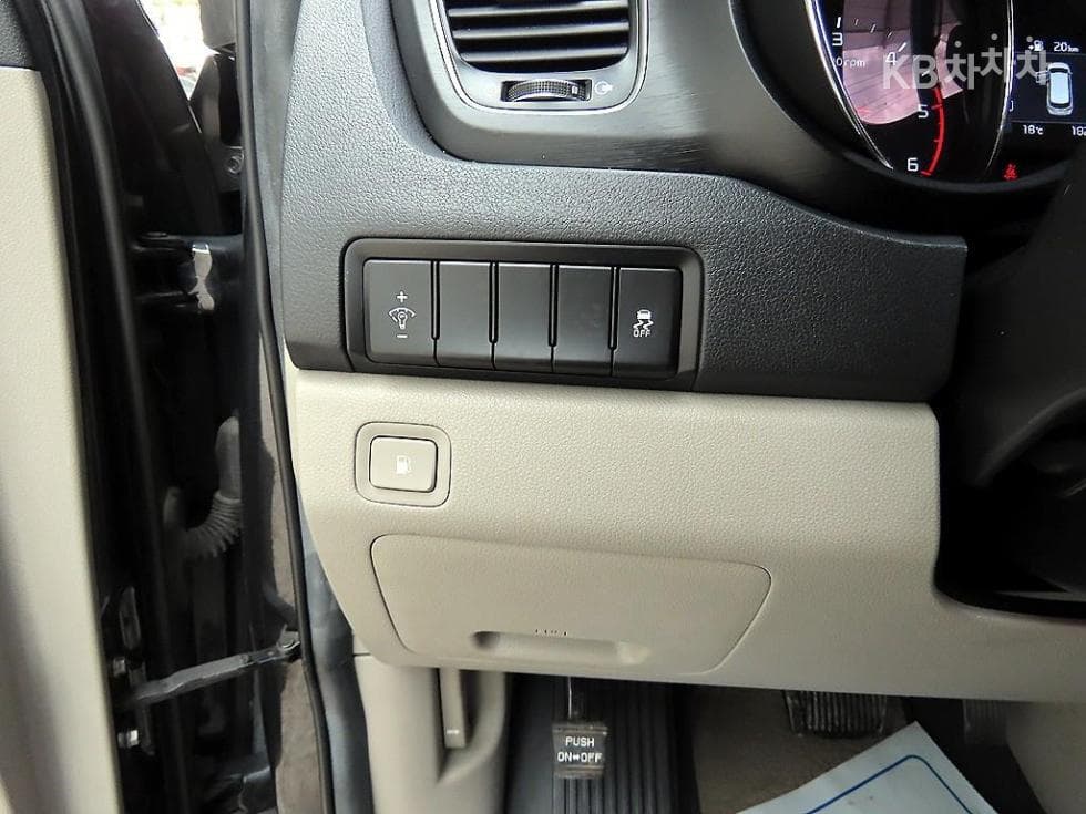 Kia The New (facelift) Carnival9-seater 2.2 Diesel Luxury - 13