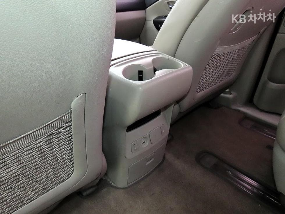 Kia The New (facelift) Carnival9-seater 2.2 Diesel Luxury - 17
