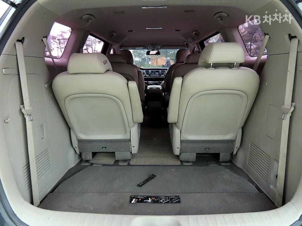 Kia The New (facelift) Carnival9-seater 2.2 Diesel Luxury - 18