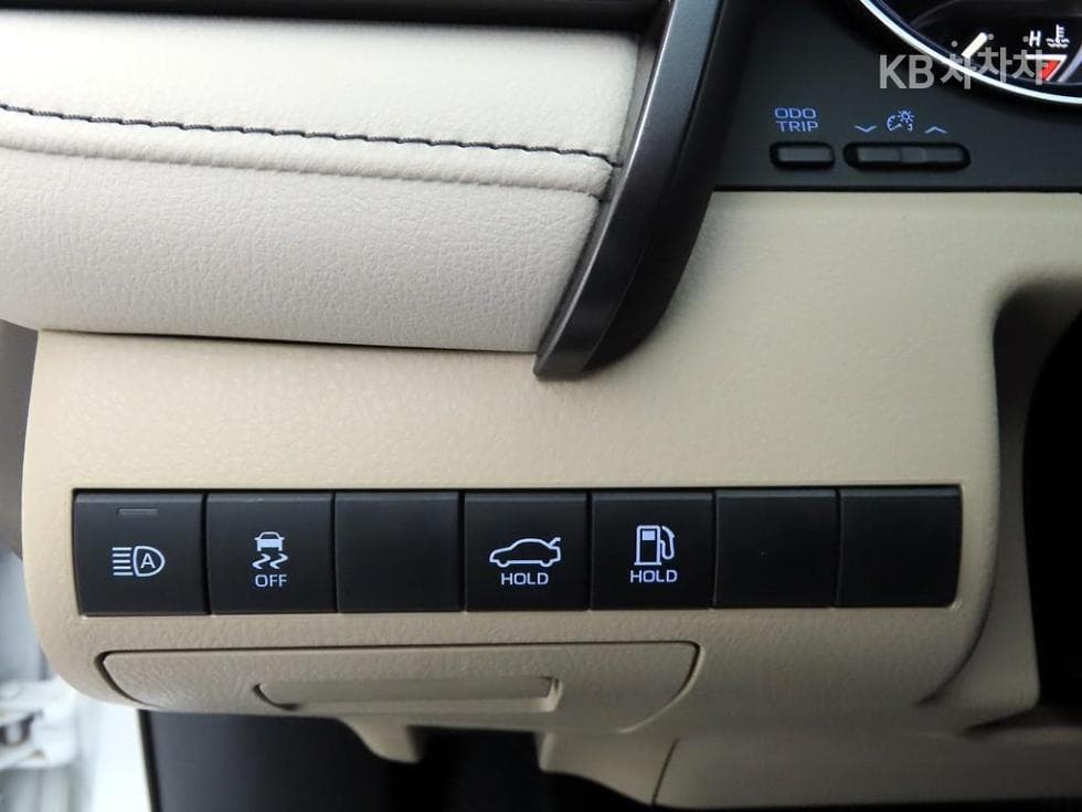 Toyota Camry XV702.5L hybrid XLE - 13