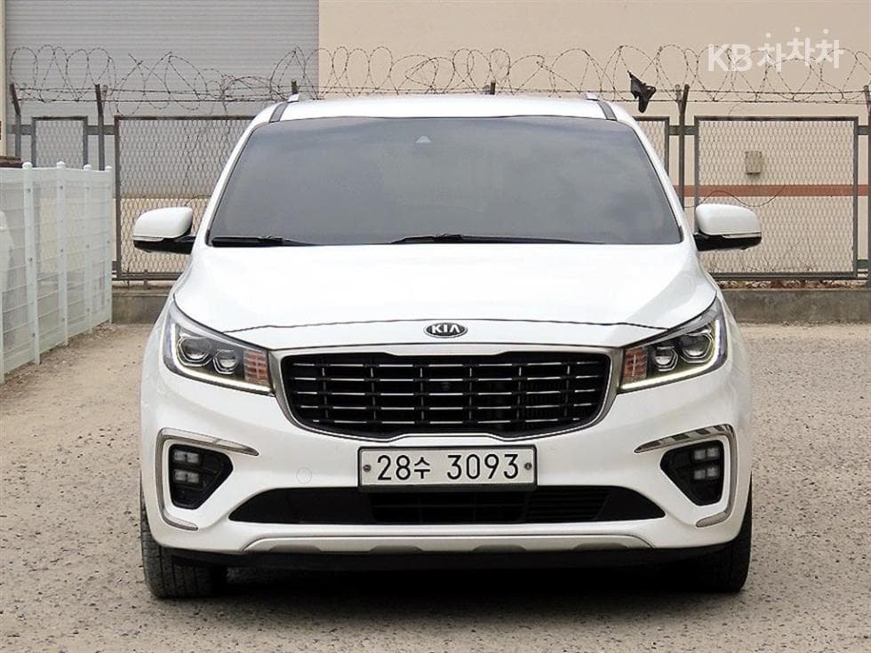 Kia The New (facelift) Carnival 7-seater (Limousine) 2.2 Diesel Limousine VIP - Image 1