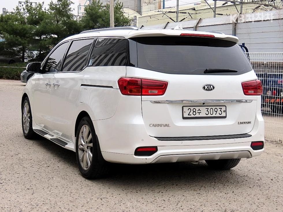 Kia The New (facelift) Carnival7-seater (Limousine) 2.2 Diesel Limousine VIP - 3
