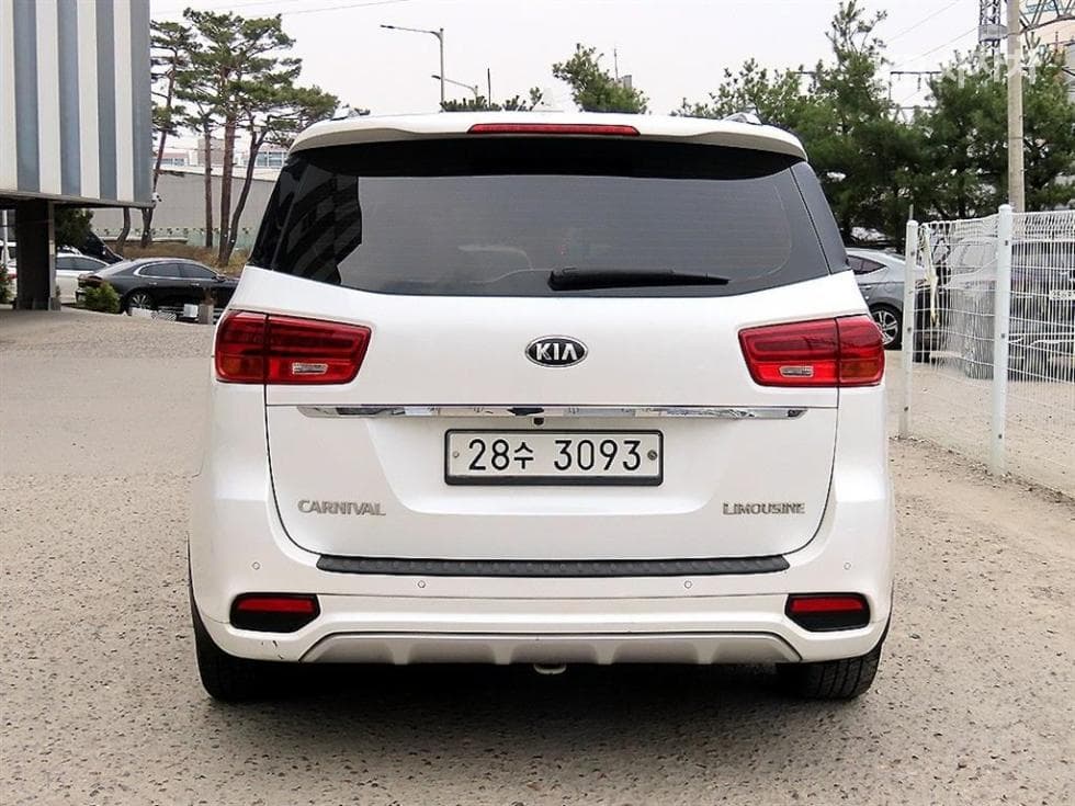 Kia The New (facelift) Carnival7-seater (Limousine) 2.2 Diesel Limousine VIP - 4