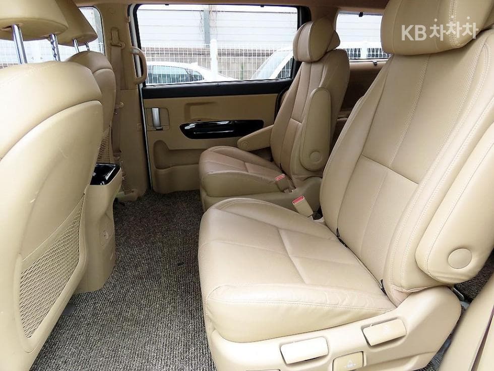 Kia The New (facelift) Carnival7-seater (Limousine) 2.2 Diesel Limousine VIP - 6