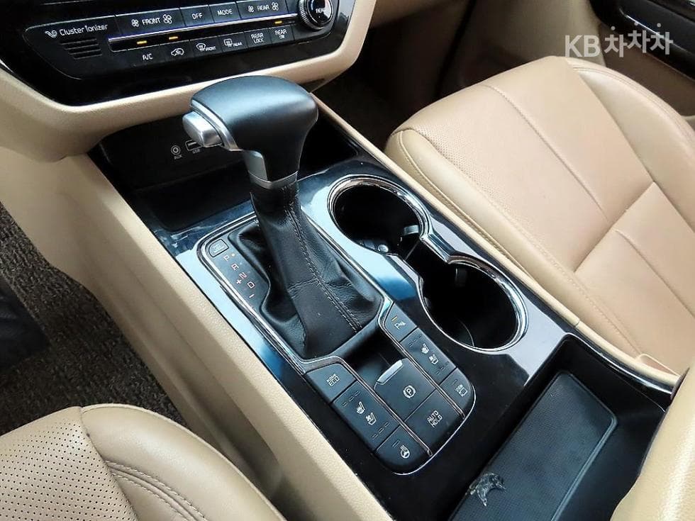 Kia The New (facelift) Carnival7-seater (Limousine) 2.2 Diesel Limousine VIP - 9