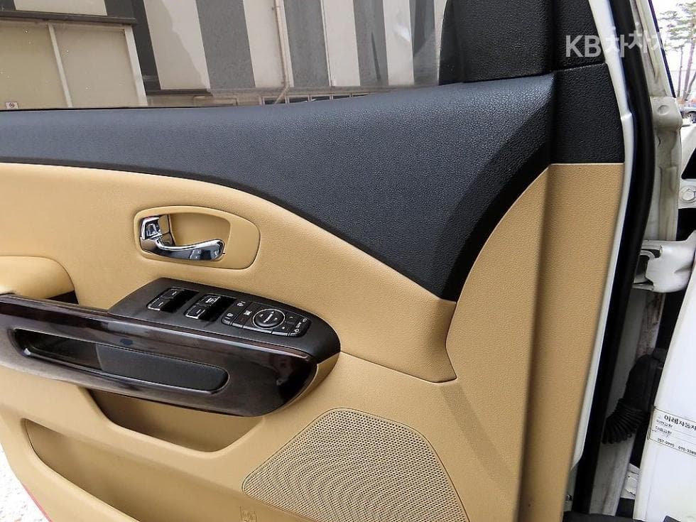Kia The New (facelift) Carnival7-seater (Limousine) 2.2 Diesel Limousine VIP - 10