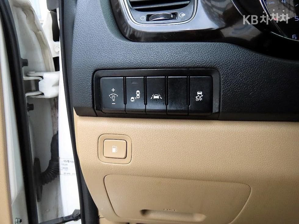 Kia The New (facelift) Carnival7-seater (Limousine) 2.2 Diesel Limousine VIP - 11