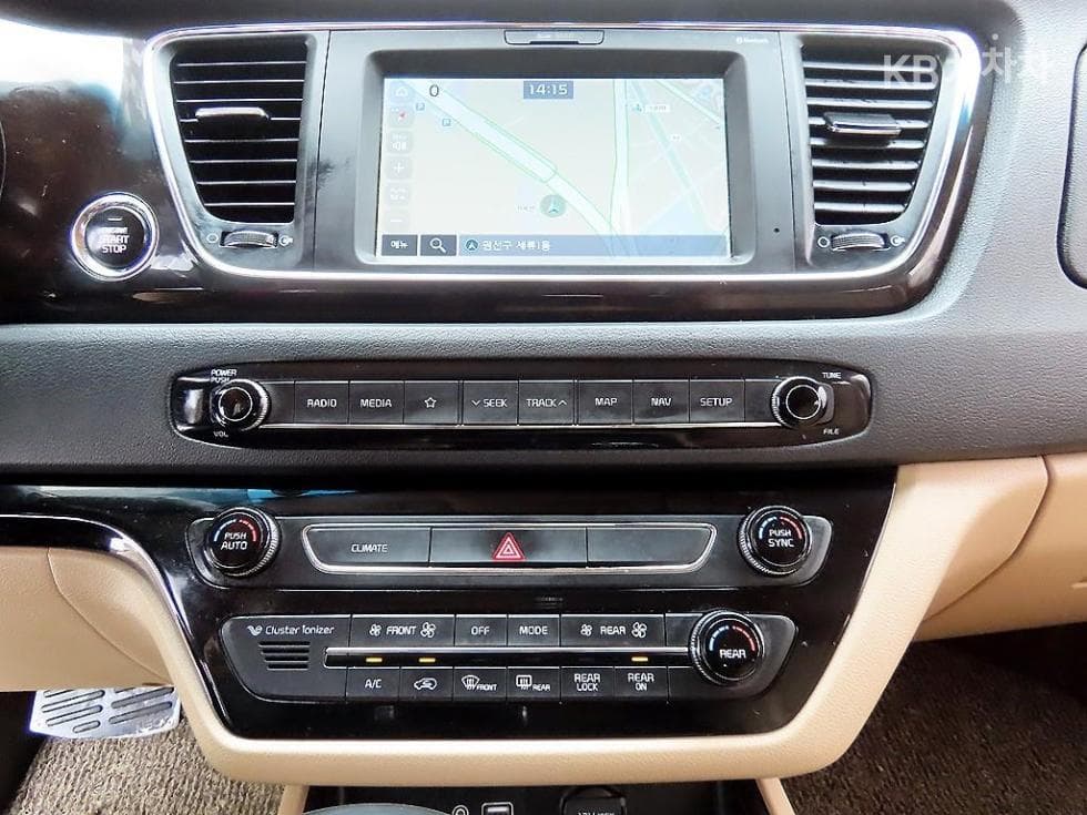 Kia The New (facelift) Carnival7-seater (Limousine) 2.2 Diesel Limousine VIP - 12