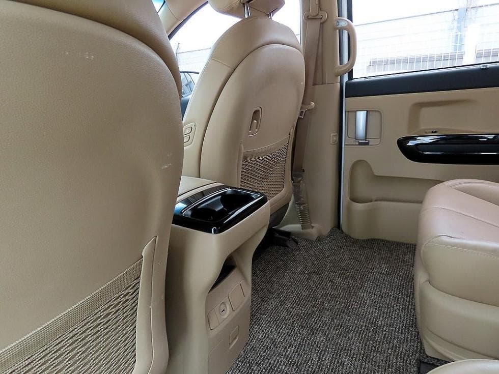 Kia The New (facelift) Carnival7-seater (Limousine) 2.2 Diesel Limousine VIP - 17