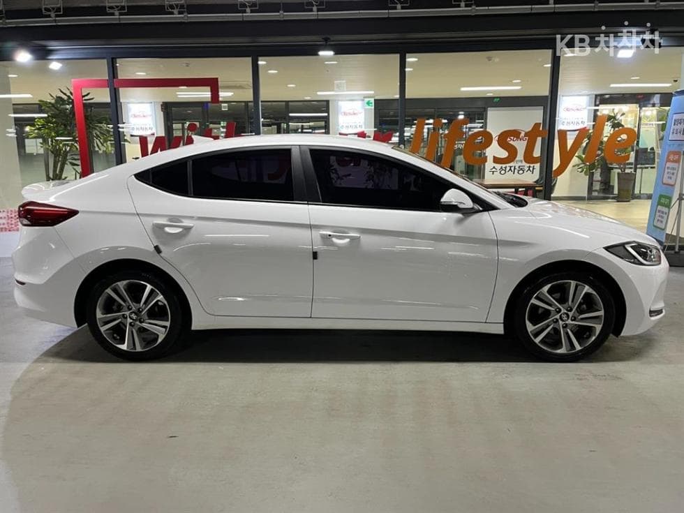 Hyundai Avante (Elantra)AD1.6 GDi Value Plus - 3