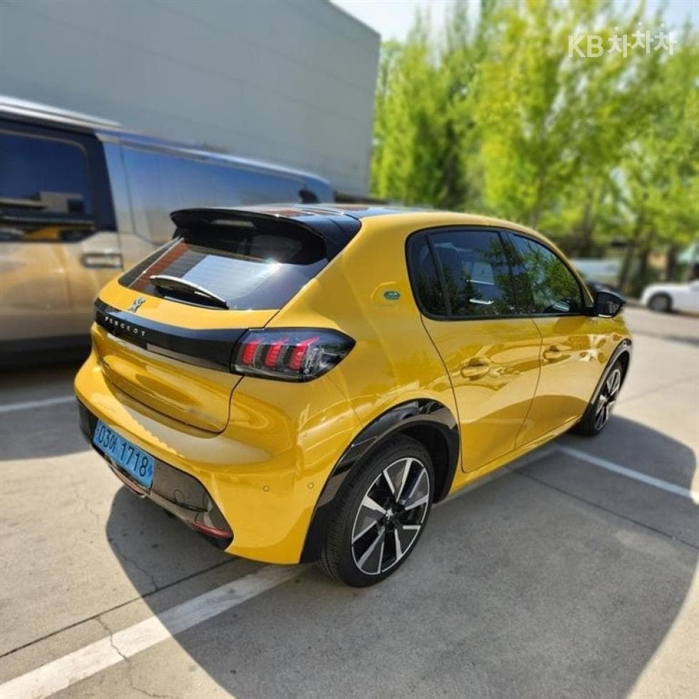 Peugeot e-208Allure - 9