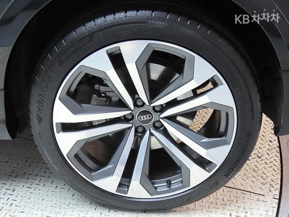 Audi Q83.0 55 TFSI Quattro Premium - 20