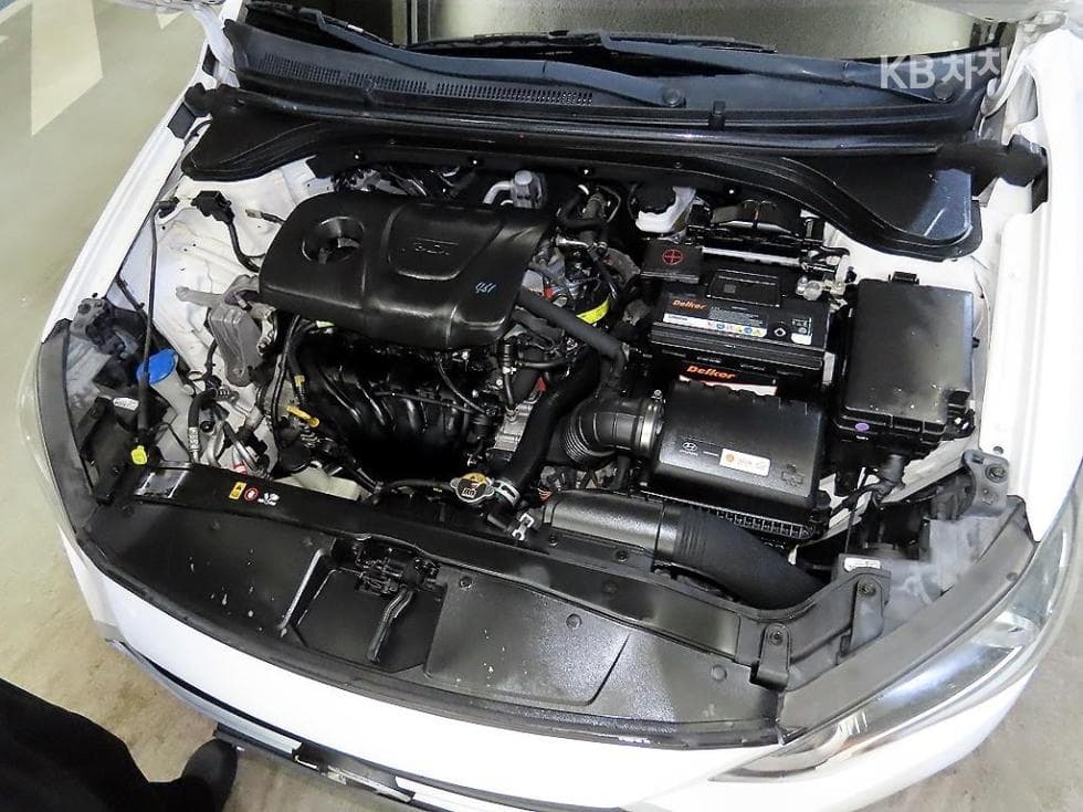Hyundai Avante (Elantra)AD1.6 GDi Value Plus - 17
