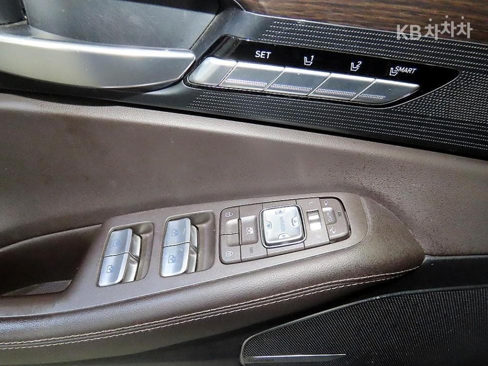 Genesis EQ9003.8 GDI Luxury - 13