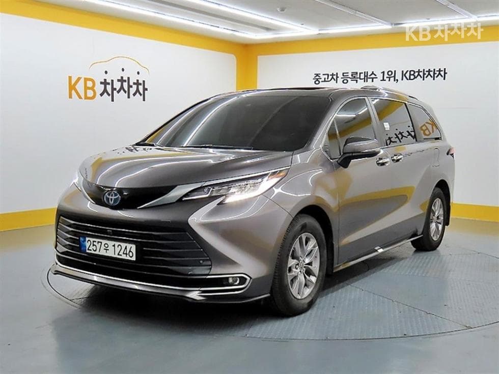 Toyota Sienna 2.5L hybrid AWD - Image 1