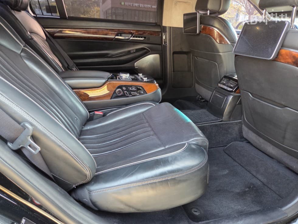 Genesis EQ9005.0 GDI AWD Prestige Limousine - 11