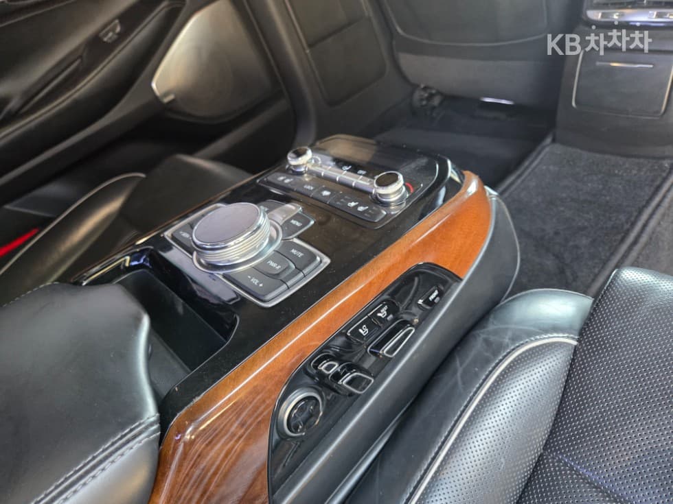 Genesis EQ9005.0 GDI AWD Prestige Limousine - 16