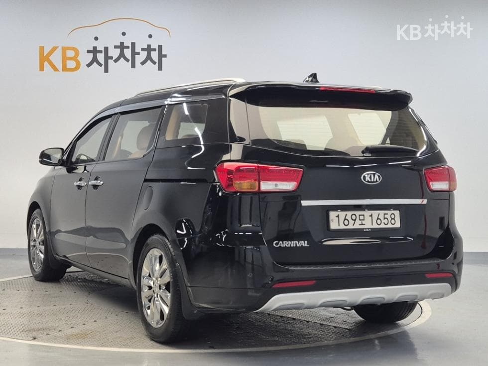 Kia All New Carnival9-seater 2.2 Diesel Prestige - 2