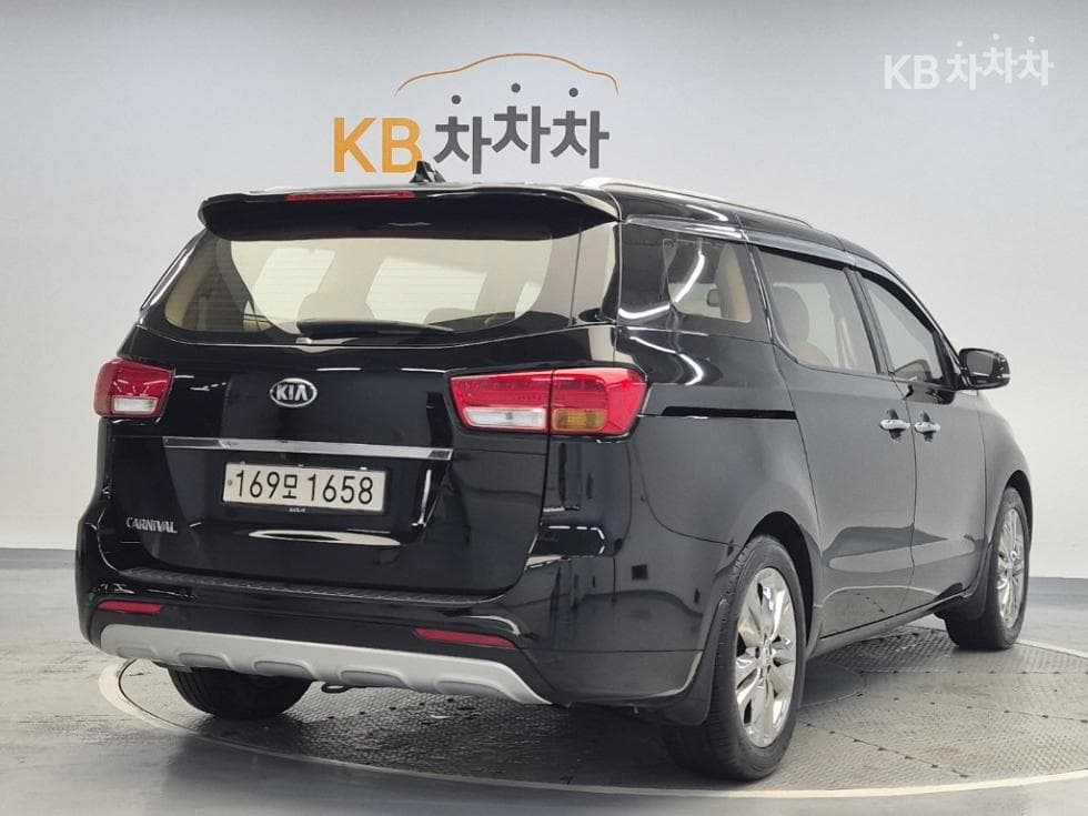 Kia All New Carnival9-seater 2.2 Diesel Prestige - 3