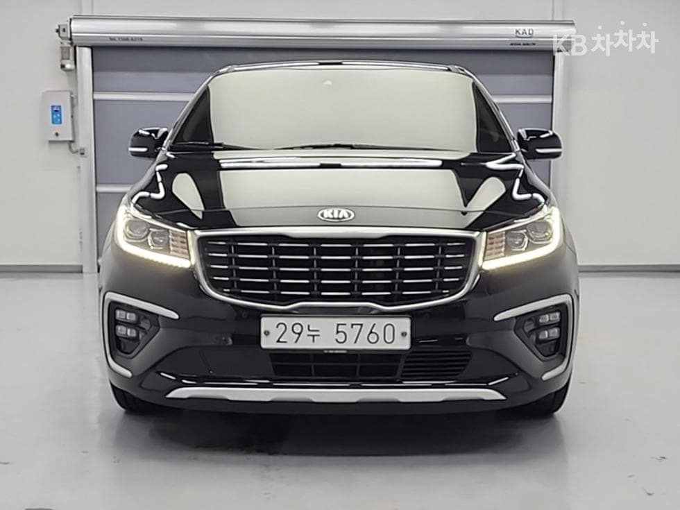 Kia The New (facelift) Carnival7-seater (Limousine) 2.2 Diesel Limousine VIP - 2