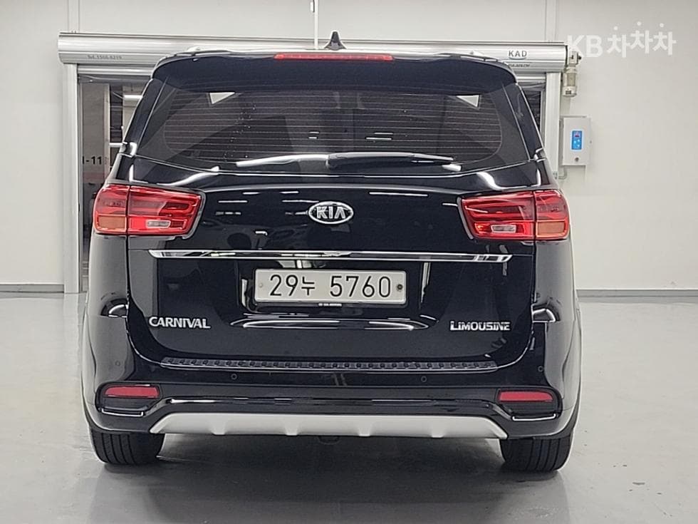 Kia The New (facelift) Carnival7-seater (Limousine) 2.2 Diesel Limousine VIP - 3