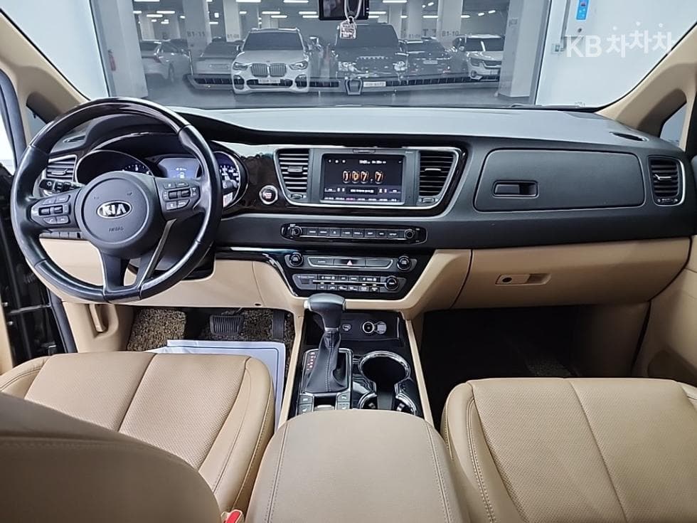 Kia The New (facelift) Carnival7-seater (Limousine) 2.2 Diesel Limousine VIP - 7