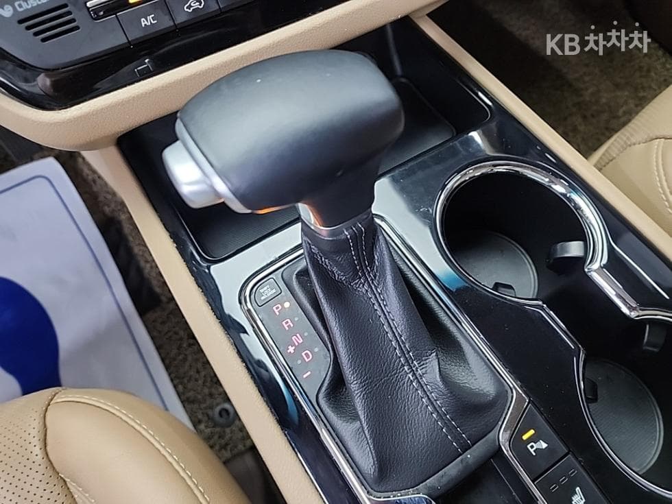 Kia The New (facelift) Carnival7-seater (Limousine) 2.2 Diesel Limousine VIP - 8