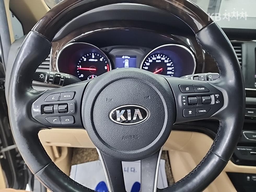 Kia The New (facelift) Carnival7-seater (Limousine) 2.2 Diesel Limousine VIP - 9