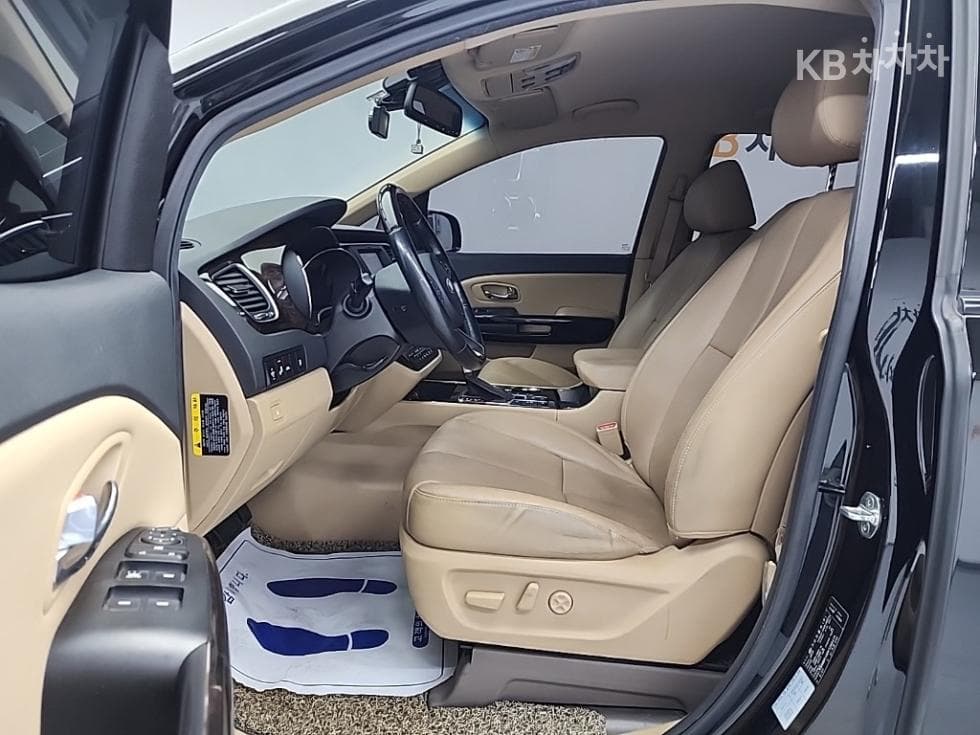 Kia The New (facelift) Carnival7-seater (Limousine) 2.2 Diesel Limousine VIP - 11