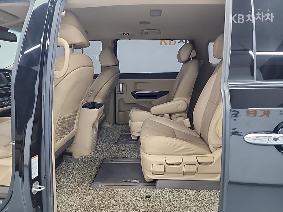 Kia The New (facelift) Carnival7-seater (Limousine) 2.2 Diesel Limousine VIP - 12