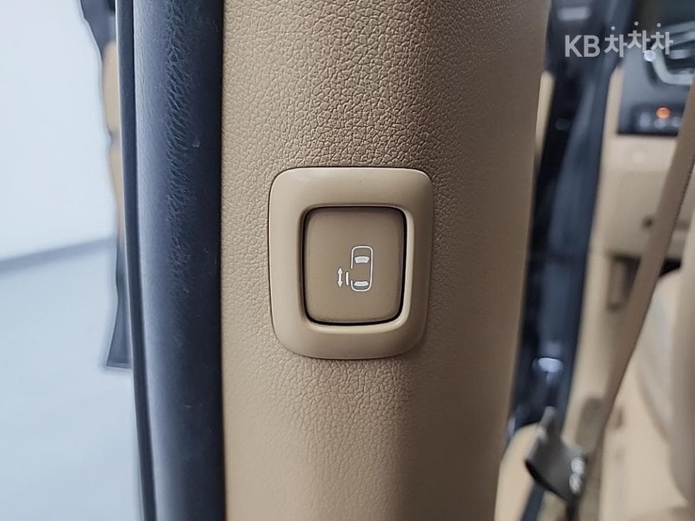 Kia The New (facelift) Carnival7-seater (Limousine) 2.2 Diesel Limousine VIP - 15