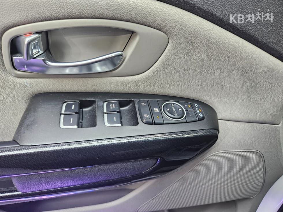 Kia All New Carnival9-seater 2.2 Diesel Prestige - 14