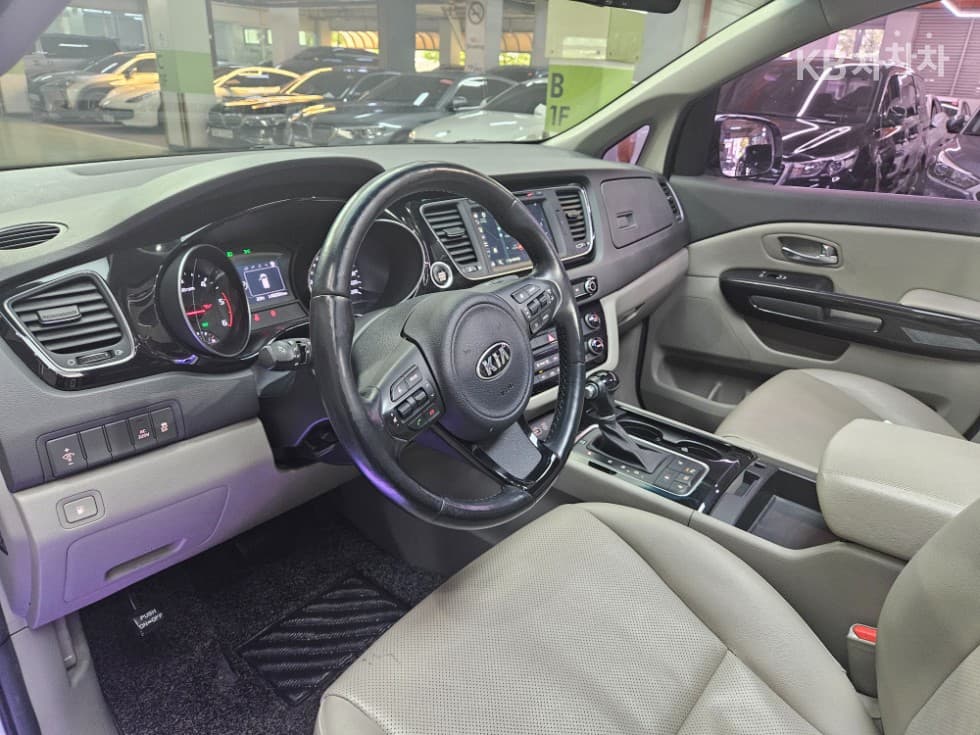 Kia All New Carnival9-seater 2.2 Diesel Prestige - 16