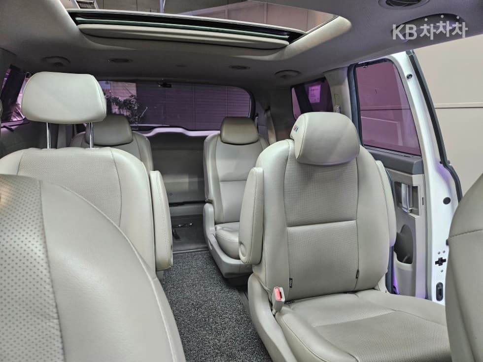 Kia All New Carnival9-seater 2.2 Diesel Prestige - 18