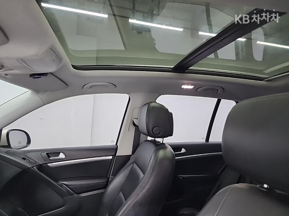 Volkswagen Нов Tiguan2.0 Турбо Дизел Инжекция Premium 5N - 14