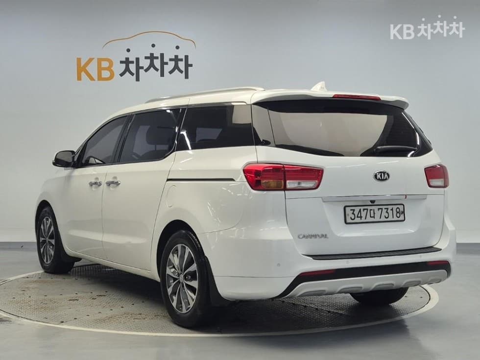 Kia All New Carnival9-seater 2.2 Diesel Luxury - 2
