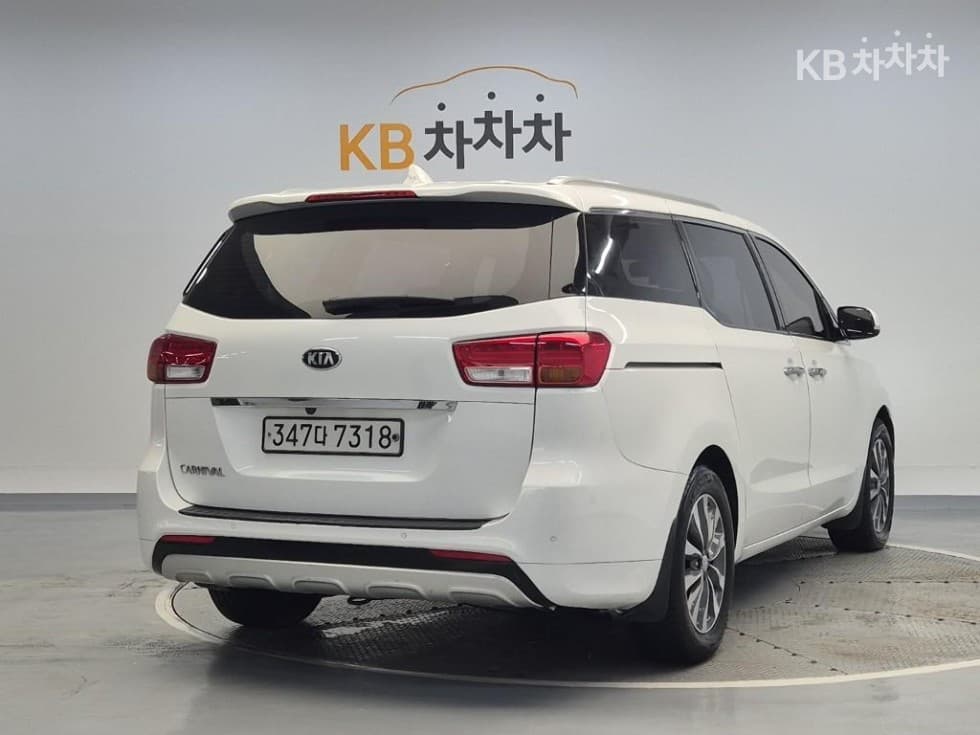 Kia All New Carnival9-seater 2.2 Diesel Luxury - 3