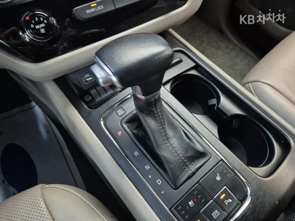 Kia All New Carnival9-seater 2.2 Diesel Luxury - 8