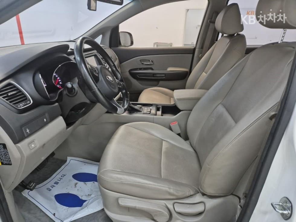 Kia All New Carnival9-seater 2.2 Diesel Luxury - 11