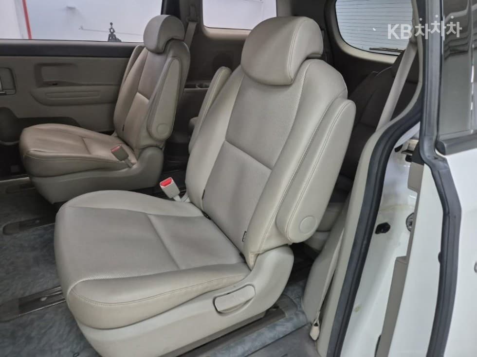Kia All New Carnival9-seater 2.2 Diesel Luxury - 12
