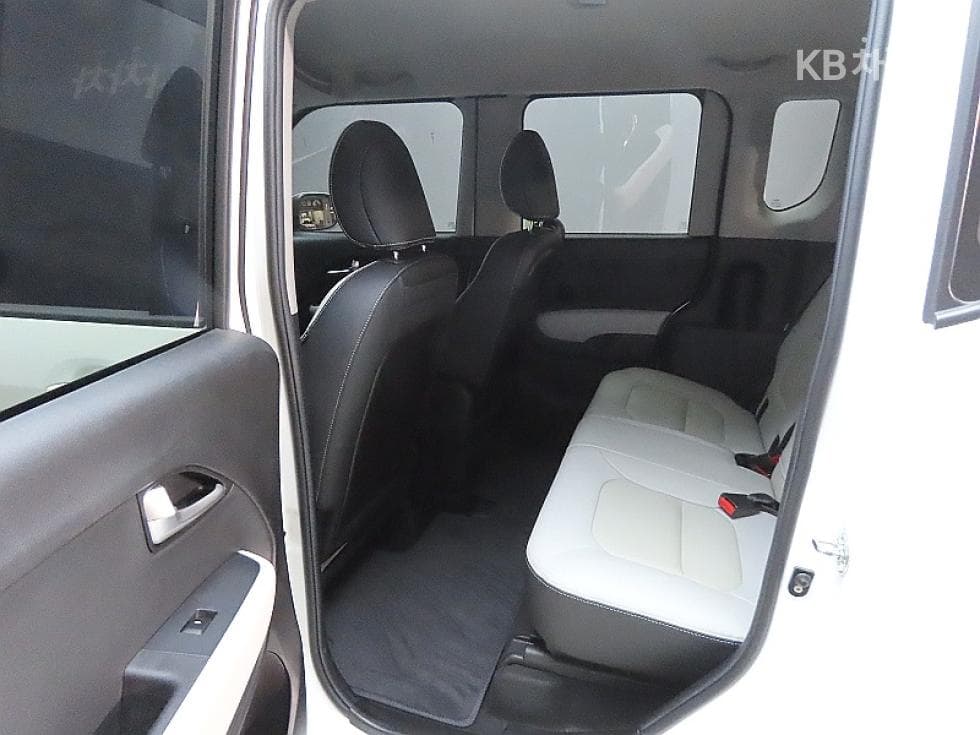 Kia The New (facelift) Kia Ray (van)1.0 Gasoline Signature - 11