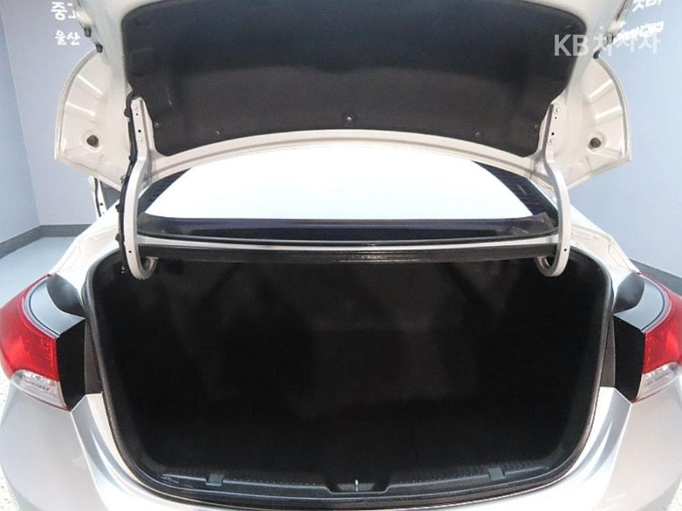 Hyundai Avante (Elantra)MDM16 GDi LUXURY - 19